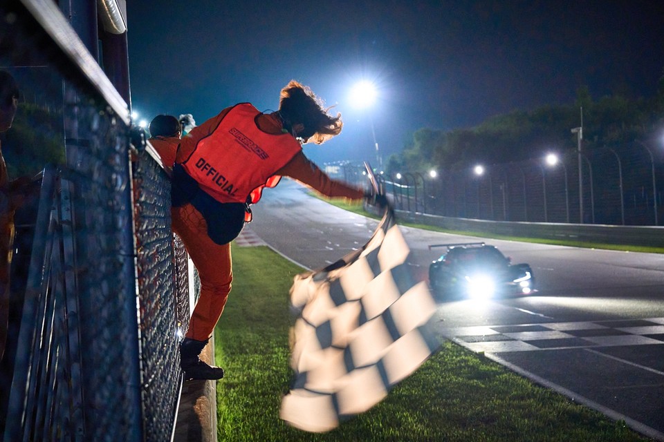 체커기를 받는 장현진의 머신. 사진=슈퍼레이스