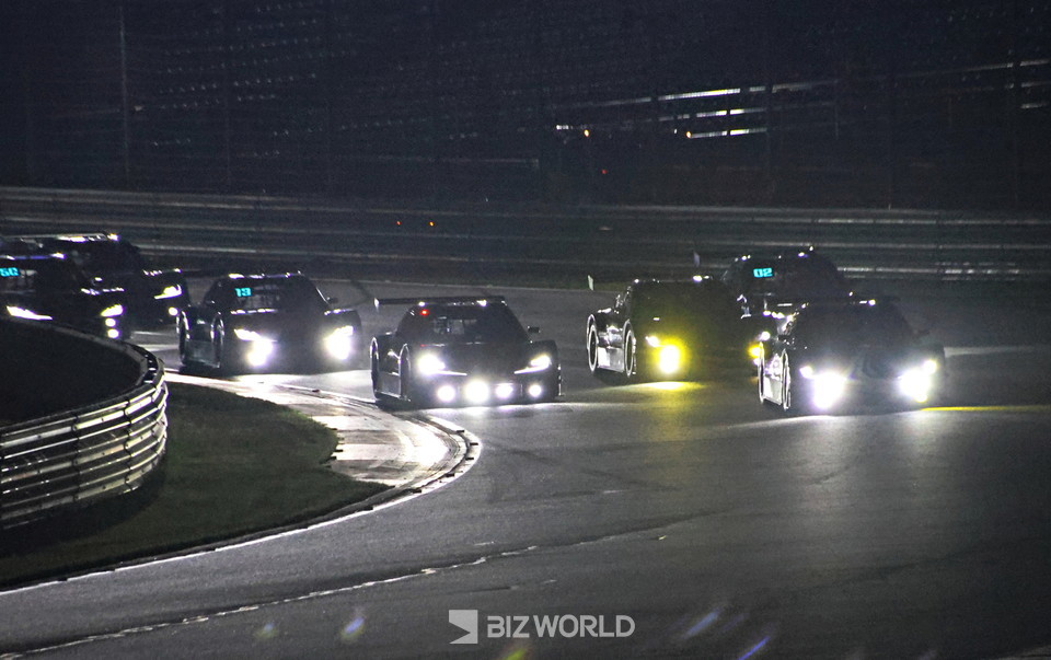 슈퍼 6000 클래스 결승전 출발 직후 첫번째 코너를 통과하고 있는 경주차들. 사진=손진석 기자