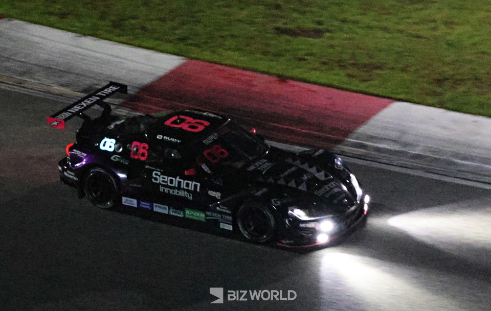 06번 장현진 선수가 경기 막판에 추월에 성공하고 역주하고 있다. 사진=손진석 기자