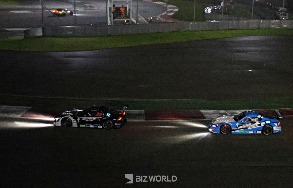 12번 황진우 선수가 38번 박규승 선수와 경쟁을 펼치고 있다. 사진=손진석 기자