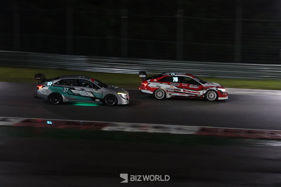 37번 정회원 선수가 76번 이동호 선수를 추월하기 위해 기회를 노리고 있다. 사진=손진석 기자