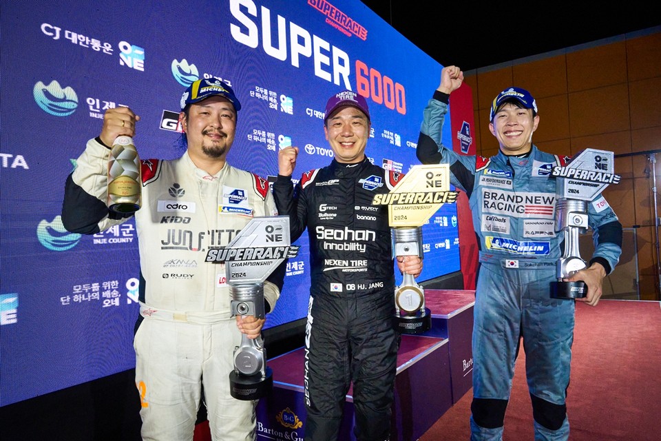 슈퍼 6000 포디엄에 오른 황진우(왼쪽부터), 장현진, 박석찬 선수. 사진=슈퍼레이스