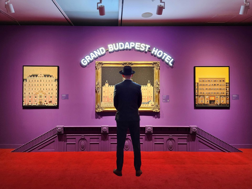 지난 2022년 63아트 ‘맥스 달튼 영화의 순간들’ 전시에 작가가 직접 방문한 모습. 사진=한화호텔앤드리조트