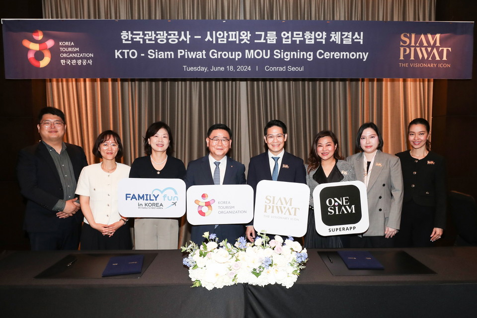 한국관광공사가 시암피왓 그룹과 업무협약을 하고 기념 사진을 촬영하고 있다. 사진=한국관광공사
