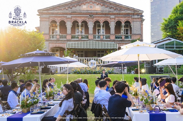 바카디 코리아(대표 안준홍)가 ‘영국 왕실 최초의 위스키’ 로얄 브라클라(Royal Brackla)를 국내 공식 론칭한다고 19일 밝혔다. 사진=바카디 코리아