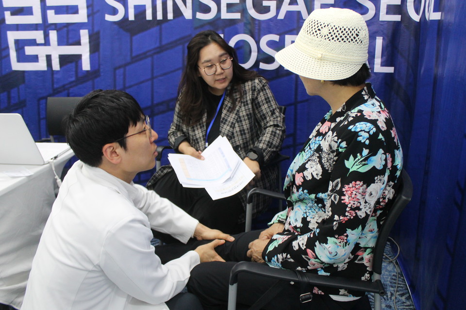 울란바토르 건강상담회에서 관절‧척추과 상담을 진행하고 있다. 사진=서울관광재단