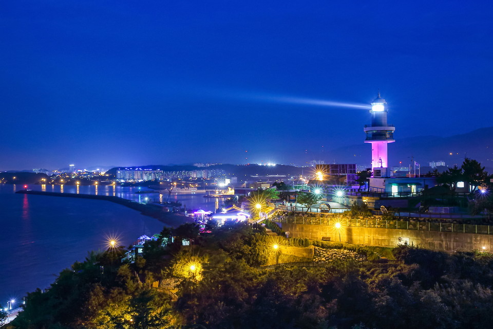 묵호등대_먼바다를 향해 불을 밝히고 있는 묵호등대의 야경. 사진=동해시청