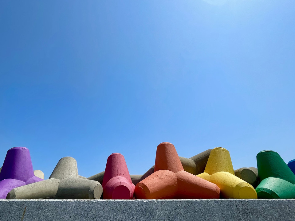 어달항_햇빛을 받아 반짝이는 테트라포드. 사진=이시우