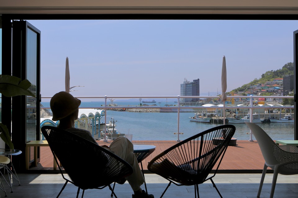 어달해변 카페어달에서 즐기는 어달항 풍경(. 사진=이시우