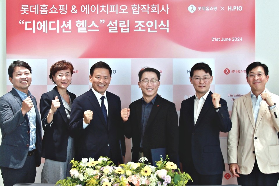 롯데홈쇼핑은 건강기능식품 전문기업 에이치피오와 프리미엄 단백질 건강식품 개발·판매를 위한 합작법인 '디에디션 헬스'를 설립한다고 24일 밝혔다. (사진 왼쪽부터) 롯데홈쇼핑 박형규 식품부문장, 에이치피오 윤연정 부사장, 민택근 대표, 롯데홈쇼핑 김재겸 대표, 에이치피오 이현용 의장, 롯데홈쇼핑 전호진 기획부문장. 사진=롯데홈쇼핑
