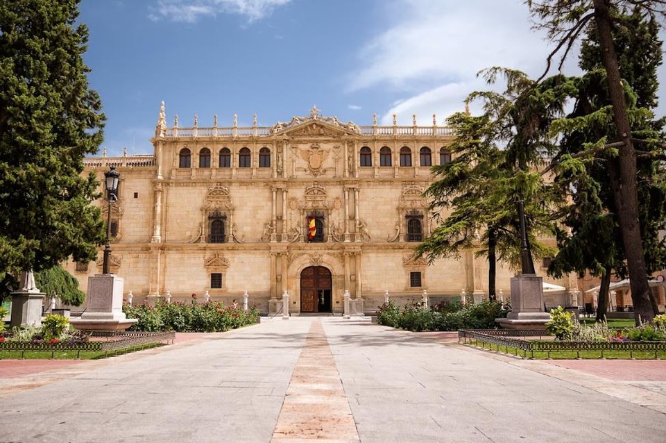 알칼라 데 에나레스 대학교가 위치한 산 일데폰소 대학 건물의 정면. 사진=마드리드관광청