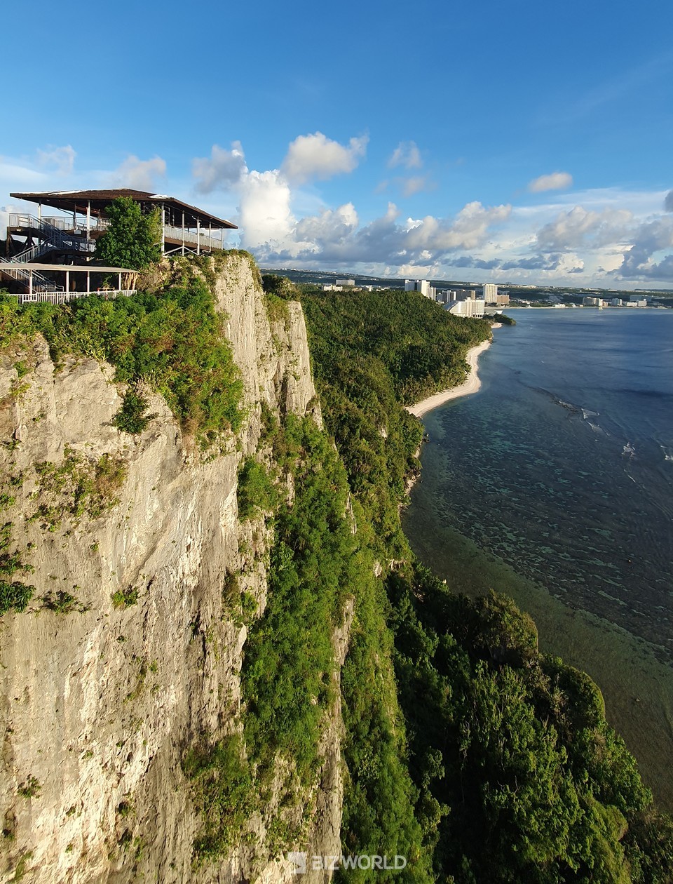 사랑의 절벽에서 바라본 괌 시내 전경. 사진=손진석 기자