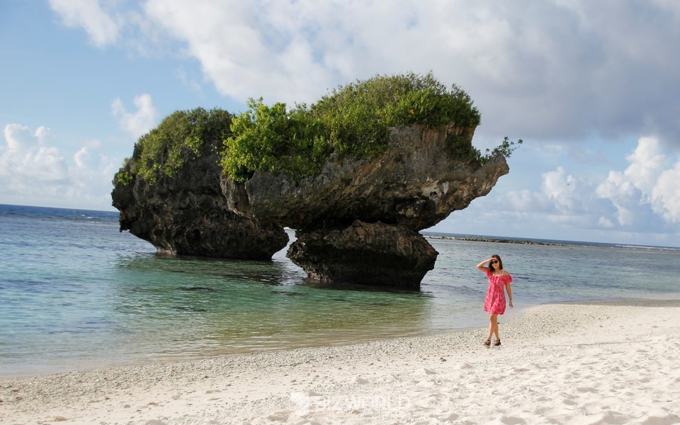 탕기슨 비치 버섯바위와 백사장을 걷고 있는 관광객. 사진=손진석 기자