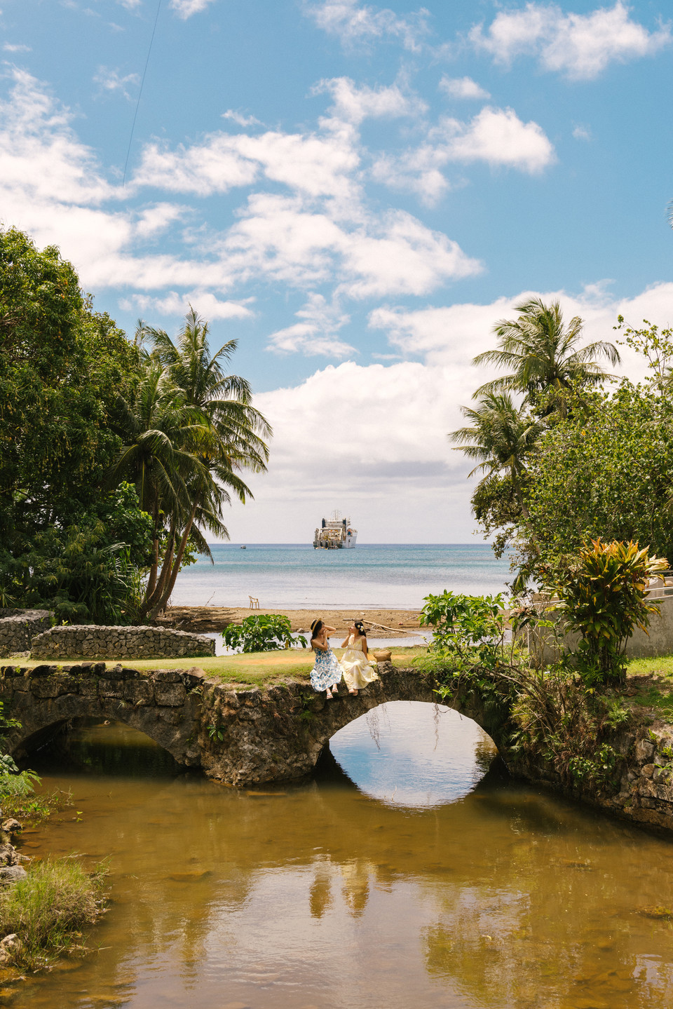 군청색 필리핀해를 배경으로 멋진 인생샷을 남길 수 있는 탈리팍 다리. 사진=괌정부관광청