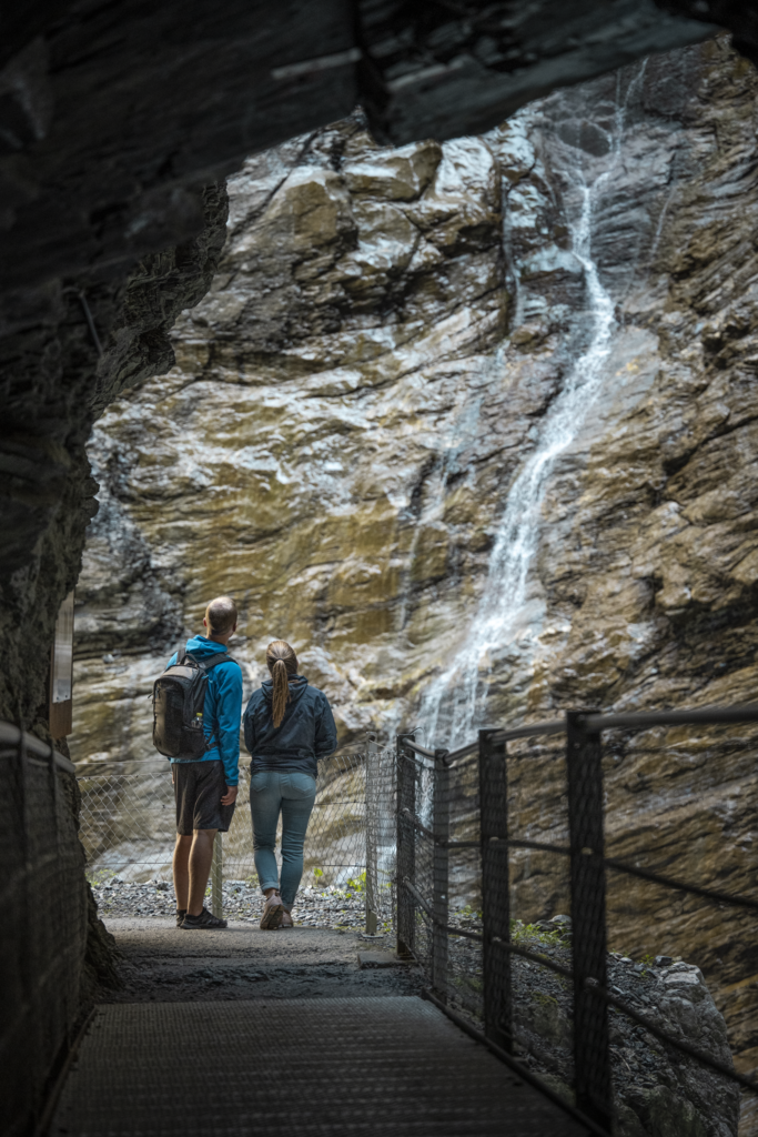 Grindelwald Glacier Gorge Waterfall Couple. 사진=스위스정부관광청