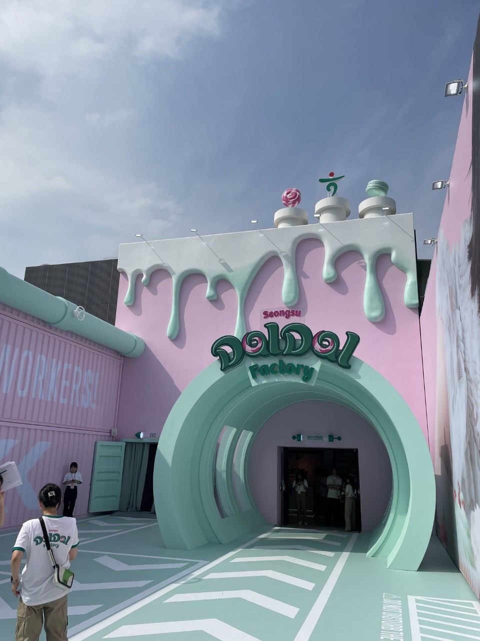 성수 달달팩토리 팝업스토어 전경. 찰리와 초콜릿 공장을 연상시킨다. 사진=하나은행