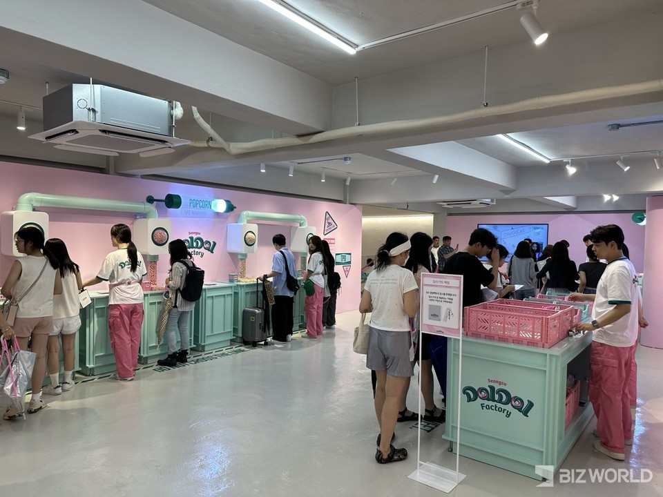 하나은행 성수 달달팩토리 내부 모습. 팝콘과 마카롱을 만드는 공정을 가상으로 구현해냈다. 사진=최상규 기자