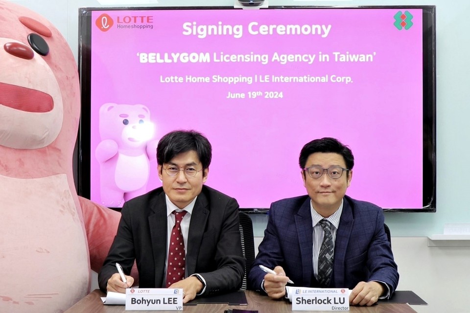 롯데홈쇼핑은 지난달 19일 대만 최대 완구 유통사이자 라이선스 사업을 전개하고 있는 LE 인터내셔널과 벨리곰 IP 활용에 관한 라이선스 계약을 체결했다. 이보현 롯데홈쇼핑 콘텐츠부문장(왼쪽)과 셜록 루 L.E 인터내셔널 마케팅부문장이 기념촬영을 하고 있다. 사진=롯데홈쇼핑