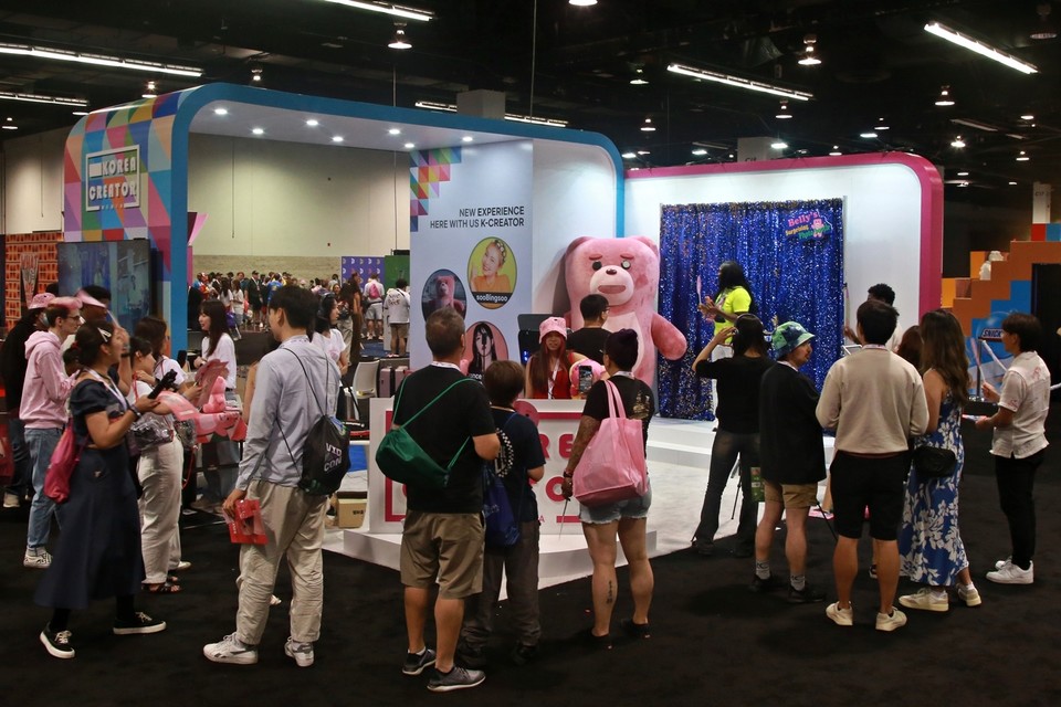 롯데홈쇼핑의 캐릭터 벨리곰은 지난달 25일부터 이달 1일까지 미국 캘리포니아에서 열린 세계 최대 크리에이터 축제 '비드콘 2024'에 한국 대표 인플루언서로 참가해 2,500명 이상의 관람객을 모았다. 사진=롯데홈쇼핑