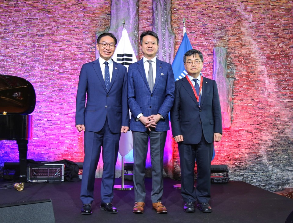 (사진 왼쪽부터) 김완기 특허청장, 다렌 탕(Daren Tang) WIPO 사무총장, 윤성덕 주제네바 대사 등이 기념촬영을 하고 있다. 사진=특허청