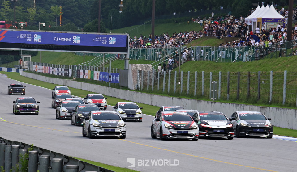 슈퍼레이스 프리우스 PHEV 4라운드 결승전 스타트 모습. 사진=손진석 기자