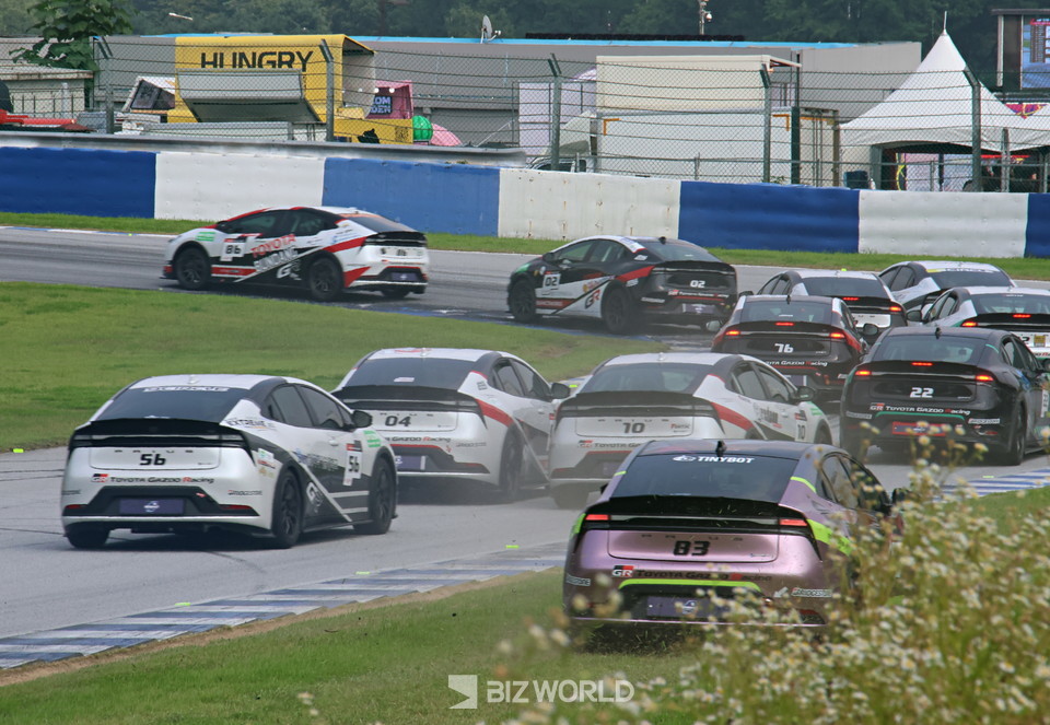 슈퍼레이스 프리우스 PHEV 4라운드 결승 초반 렙에서 83번 정인승이 부딪혀 밀려난 후 복귀하고 있다. 사진=손진석 기자