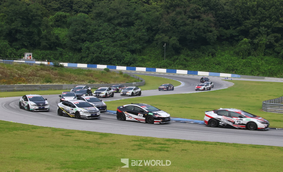 86번 송형진이 선두에서 달리고 있고, 02번 전현준이 2위, 07번 강창원이 3위로 선두 경쟁 중이다. 사진=손진석 기자