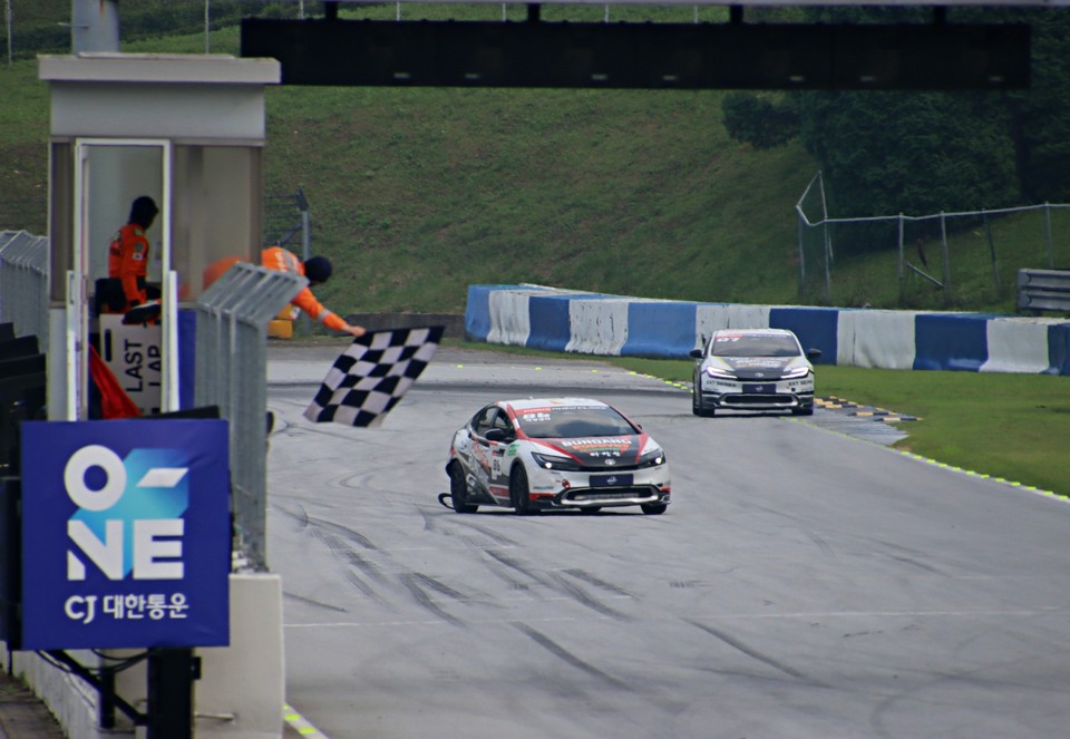 86번 송형진이 가장 먼저 체커기를 받고 있다. 사진=한국모터스포츠기자단