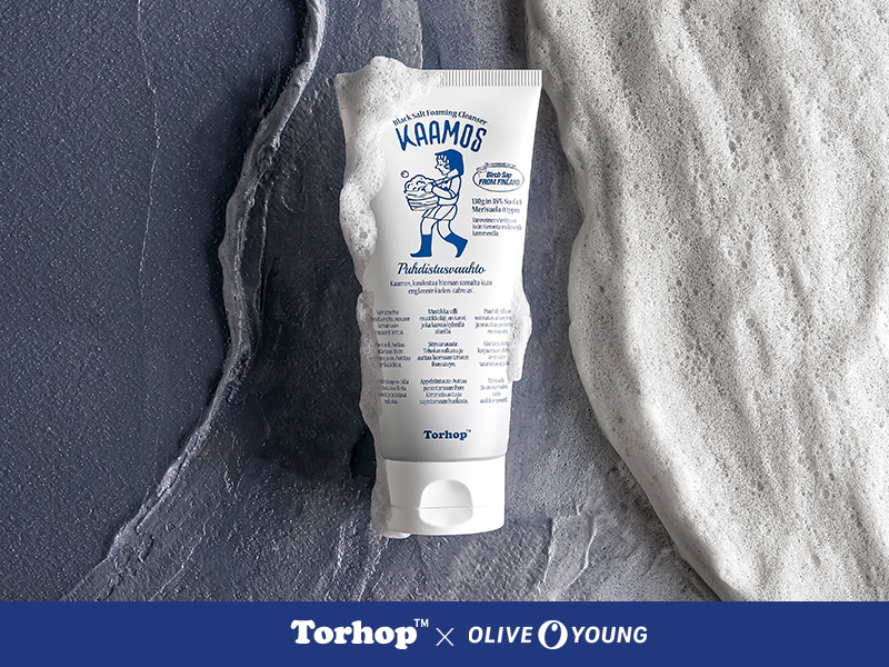 핀란드를 담은 웰니스 라이프 브랜드 ‘토르홉(Torhop)’에서 지난 15일 피부 요철, 블랙헤드, 화이트헤드 관리에 효과적인 폼클렌징 신제품 ‘카모스 블랙 소금거품 클렌저’를 올리브영에 출시했다고 밝혔다. 사진=토르홉