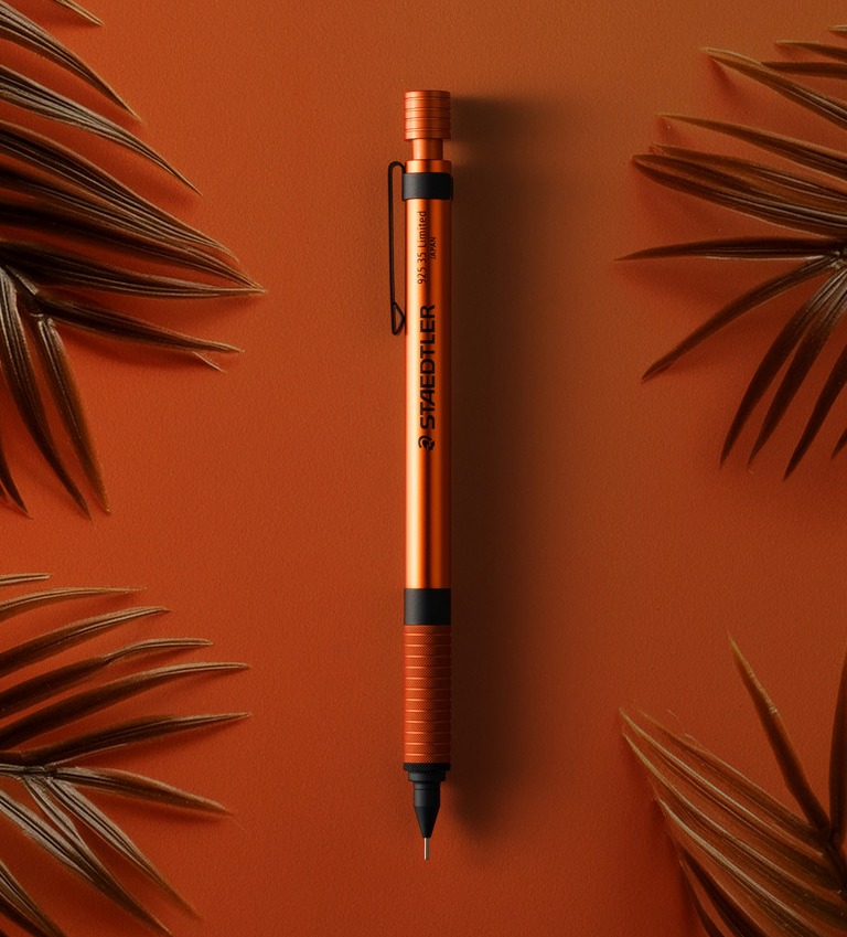 세계적인 독일 문구 업체 ‘스테들러코리아’가 안정적인 그립감과 우수한 필기 성능으로 오랫동안 사랑받은 스테디셀러 ‘925 35’ 시리즈의 리미티드 에디션을 새롭게 선보이고, 2024 한정판 출시를 기념해 선물 증정 이벤트를 함께 진행한다고 17일 밝혔다. 사진=스테들러코리아