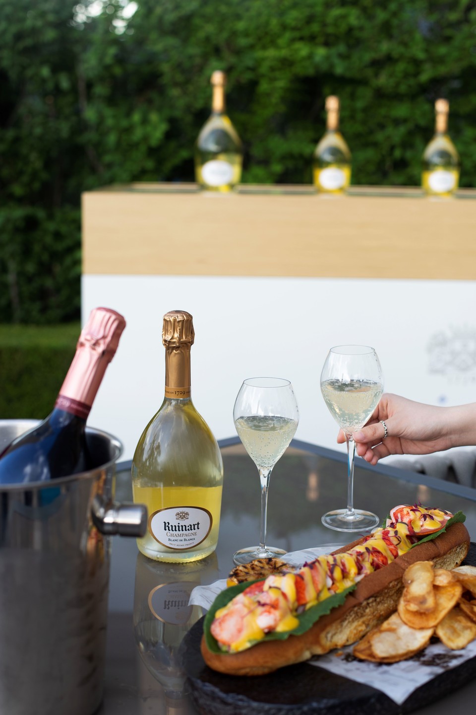 포시즌스 호텔 서울 가든테라스_샴페인과 푸드 이미지