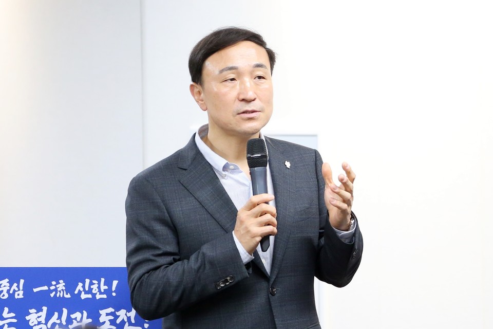 문동권 신한카드 사장이 지난 19일 서울 을지로 본사에서 열린 '하반기 사업전략회의'에서 발언하고 있다. 사진=신한카드