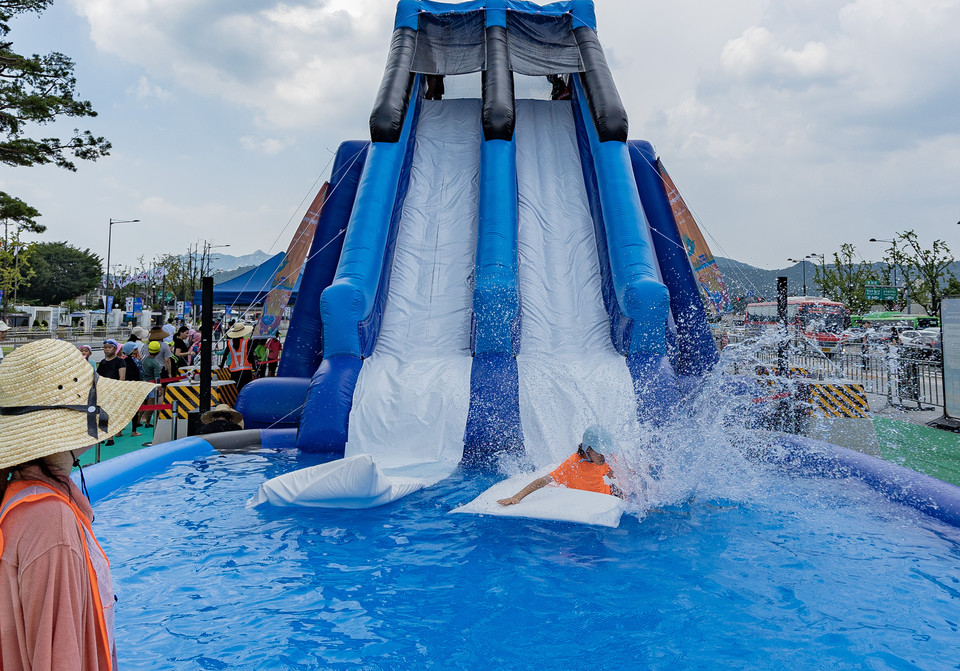 2023 서울썸머비치에 설치된 워터슬라이드. 사진=서울관광재단