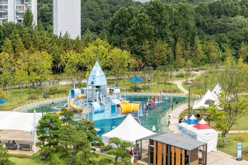 서울물재생공원에 위치한 물놀이터는 수도 배관의 모양을 한 독특한 모습이다. 사진=서울관광재단