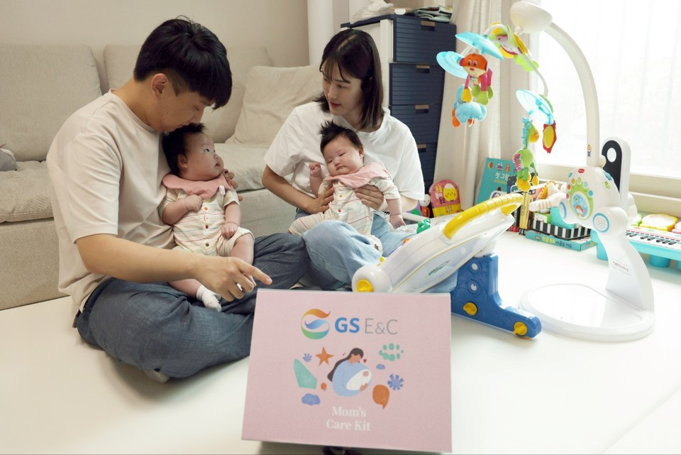 GS건설이 미래 국가 발전을 위협하는 이슈로 제기되고 있는 ‘저출생 위기’의 극복을 위해 기업 차원에서 발벗고 나섰다. 최근 쌍둥이 자녀를 출산해 육아휴직 중인 GS건설 직원(사진 왼쪽)이 아내와 함께 회사에서 준비한 출산축하선물을 받고 웃고 있다. 사진=GS건설