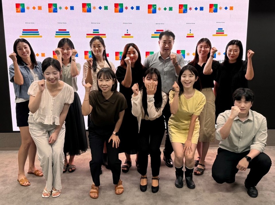 버크만 팀빌딩 프로그램에 참여한 더클래스 효성 임직원들이 기념촬영을 하고 있다. 사진=더클래스 효성