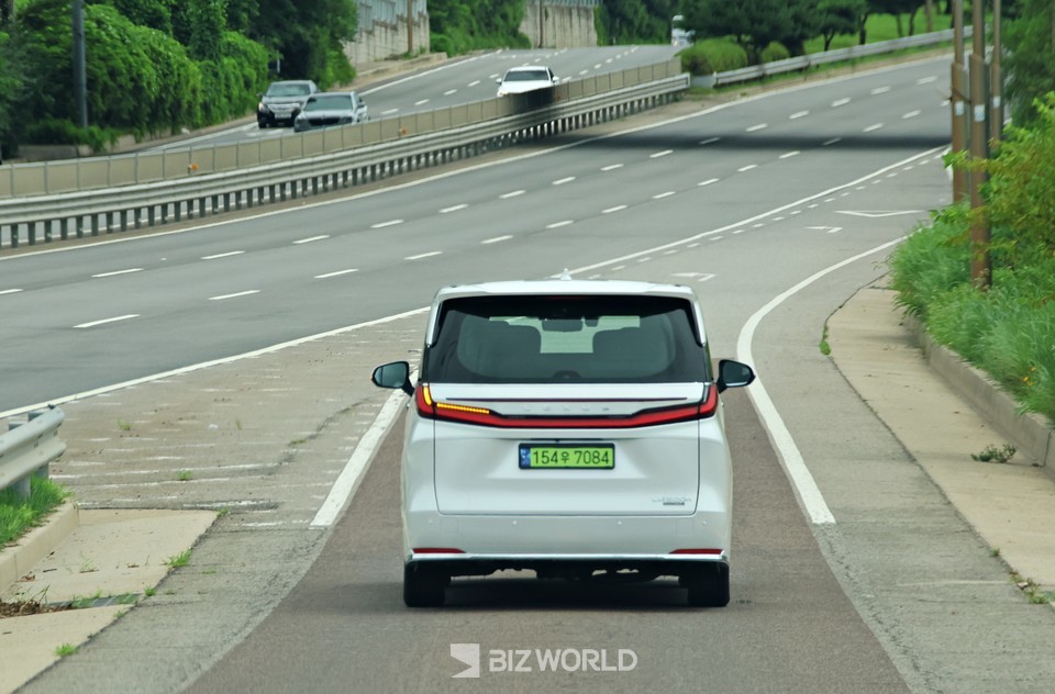 디 올 뉴 Lm500h 주행 뒷모습. 사진=손진석 기자