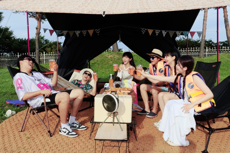 설악 워터피아 캠프닉존에서 고객이 휴식을 즐기고 있다. 사진=한화호텔앤드리조트