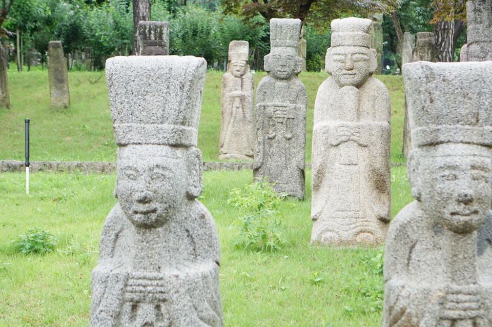 문인석은 왕릉이나 사대부 무덤 앞에 세운 사람 모양의 석상이다. 사진=한국관광공사