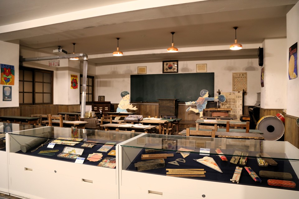 1960년대의 교실 풍경을 재현한 '추억의 교실' 사진=길지혜 작가