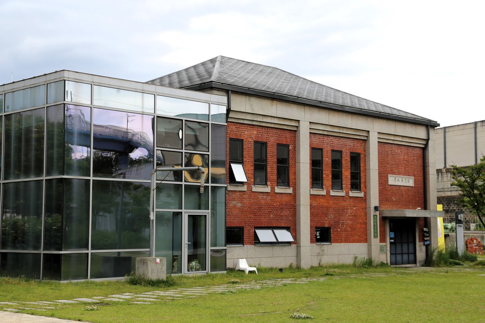 옛 조치원 정수장을 리모델링한 방랑싸롱 카페외부. 사진=길지혜 작가