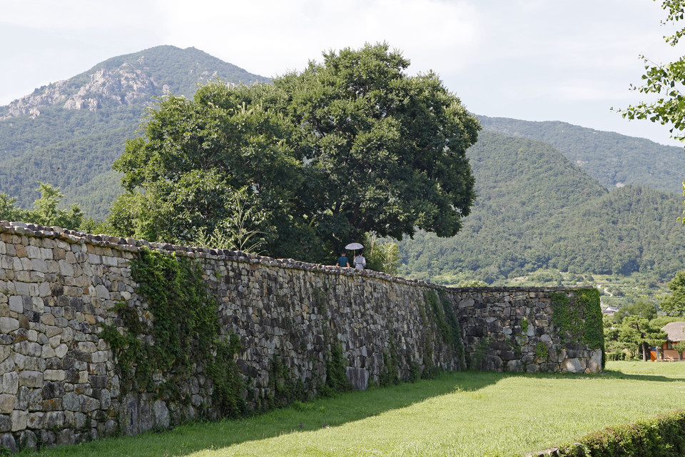성곽 위를 걸을 수 있는 낙안읍성. 사진=박상준