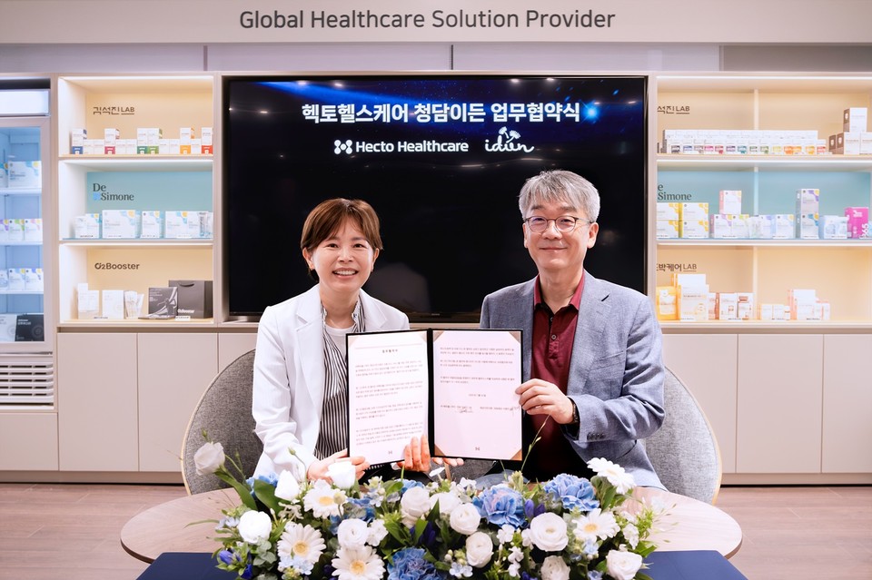 김석진 헥토헬스케어 대표(오른쪽)와 서영미 청담이든 소아청소년과 의원 원장이 지난 29일 청담이든 소아청소년과 의원에서 협약을 맺은 후 기념촬영을 하고 있다. 사진=헥토헬스케어