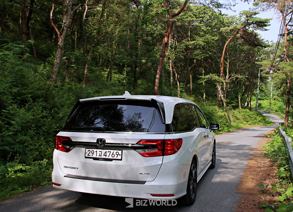 혼다 뉴 오딧세이 주행 뒷모습. 사진=손진석 기자