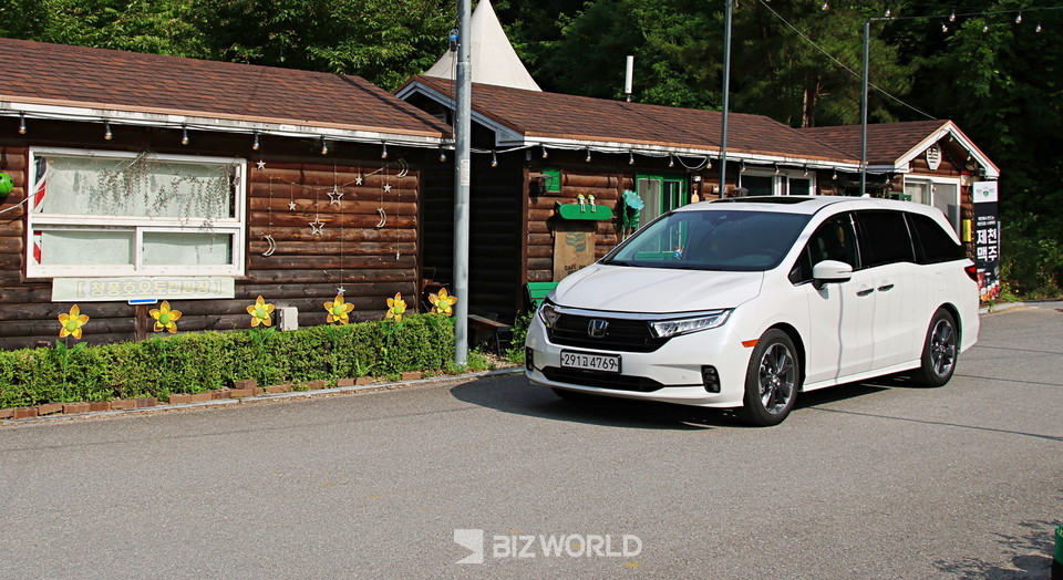 청풍호오토캠핑장 입구에서 이곳 사장님에게 자리를 안내받고 있다. 사진=손진석 기자