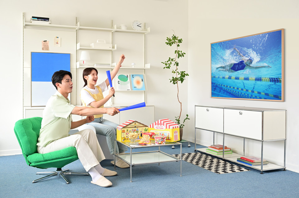 삼성전자와 오뚜기가 라이프스타일 TV 이색 한정판 굿즈를 선보인다. 사진=삼성전자