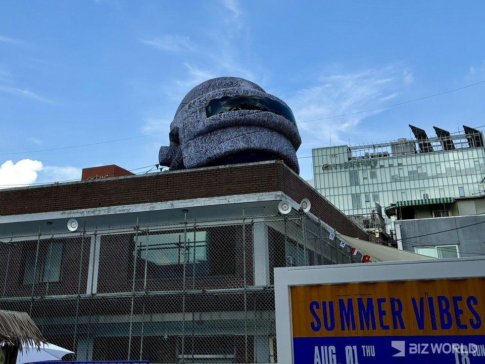 크래프톤의 PUBG 성수 팝업스토어에 자리한 3레벨 헬멧 조형물. 사진=박해민 수습기자