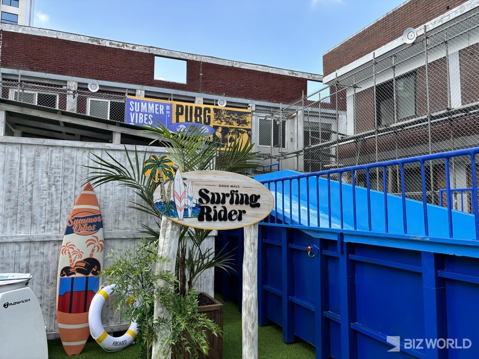 PUBG 성수 팝업스토어에 서핑을 즐길 수 있는 서핑라이더 구역이 마련돼 있다.  사진=박해민 수습기자