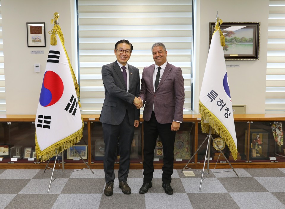 김완기 특허청장(사진 오른쪽)은 6일 오전 정부대전청사에서 나파 부티티(Mr. Nafaa BOUTITI) 튀니지 특허청장과 환담을 갖고 기념촬영을 하고 있다. 이날 양 특허청장은 양국 간 지식재산권 관련 정보화 협력 방안에 대해 논의했다. 특허청은 튀니지에 특허넷 정보시스템 개발 사업을 추진하고 있다. 사진=특허청