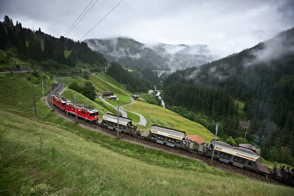 Güterzug bei Langwies. 사진=스위스정부관광청